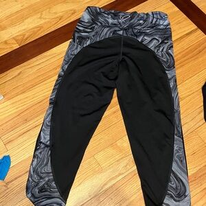 Ladies Black and Gray Patterned Leggings lr